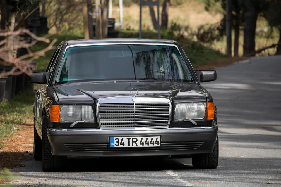 A car-sale photo can show a readable license plate.