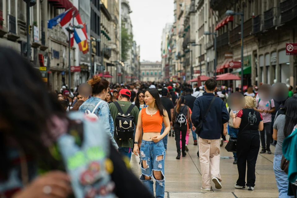 Selected faces are blurred while the main subject and surroundings stay visible.